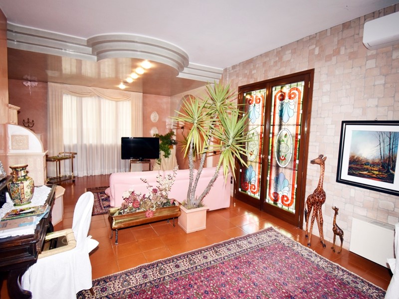 Casa Indipendente in Vendita a Arzignano, 350 m²