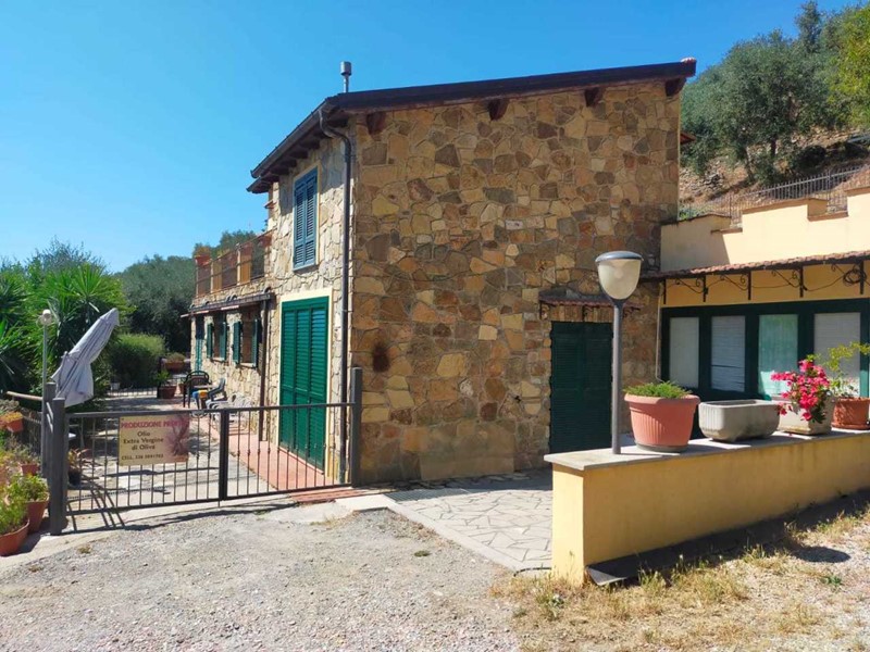 Casa Indipendente in Vendita a Castellaro, 590'000€, 283 m²