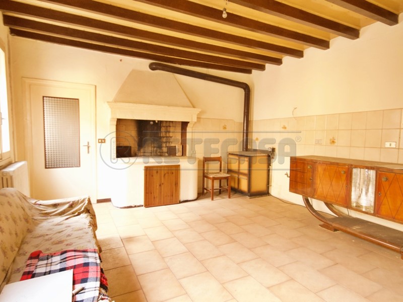 Casa Semi Indipendente in Vendita a San Pietro Mussolino, zona SAN PIETRO MUSSOLINO, 65'000€, 139 m²