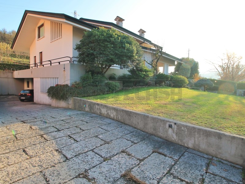 Villa in Vendita a Arzignano, 607 m², con Box