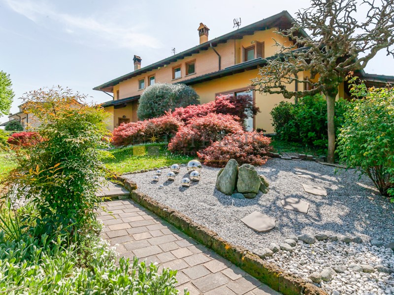 Casa Indipendente in Vendita a Casatenovo, 495'000€, 328 m², con Box