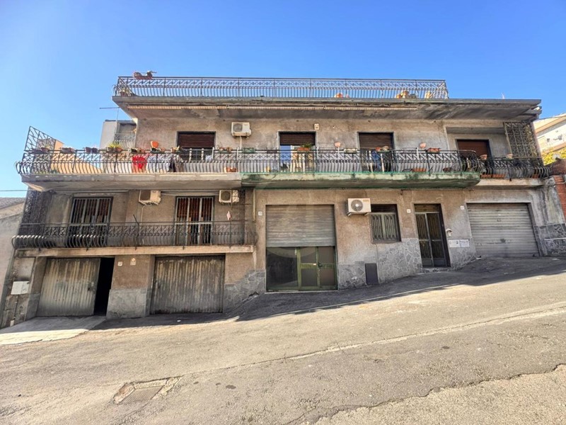 Casa Indipendente in Vendita a Belpasso, zona Centro, 238'000€, 315 m², con Box