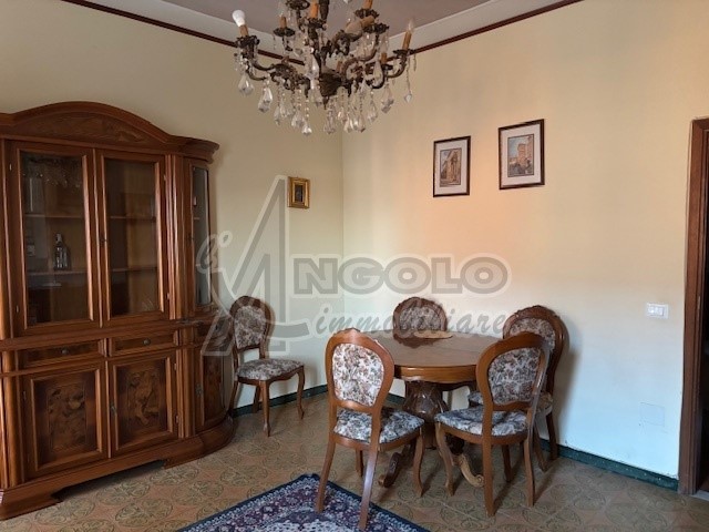 Appartamento in Vendita a Ferrara, zona CENTRO-QUARTIERI, 89'000€, 90 m²