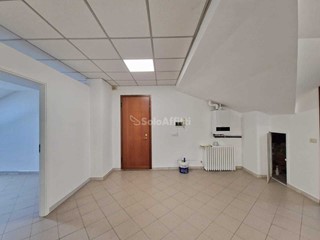 Ufficio in Affitto a Caselle Torinese, 1'000€, 167 m²