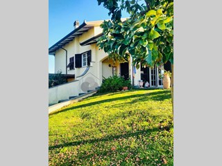 Casa Indipendente in Vendita a Ameglia, zona Fiumaretta, 695'000&euro;, 300 m², con Box