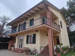 Casa Indipendente in Vendita a Perugia, zona Periferia, 260'000€, 260 m²