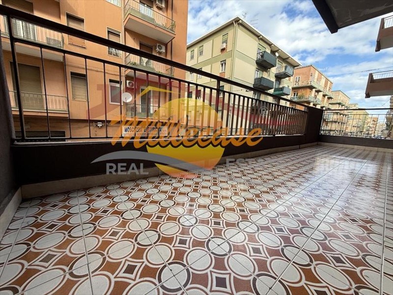 Appartamento in Vendita a Siracusa, zona Tisia - Tica - Zecchino, 150'000&euro;, 175 m²