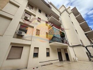 Appartamento in Vendita a Siracusa, zona Tisia - Tica - Zecchino, 150'000&euro;, 175 m²