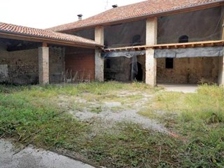 Cascina in Vendita a Lonato del Garda, 250'000€, 651 m²