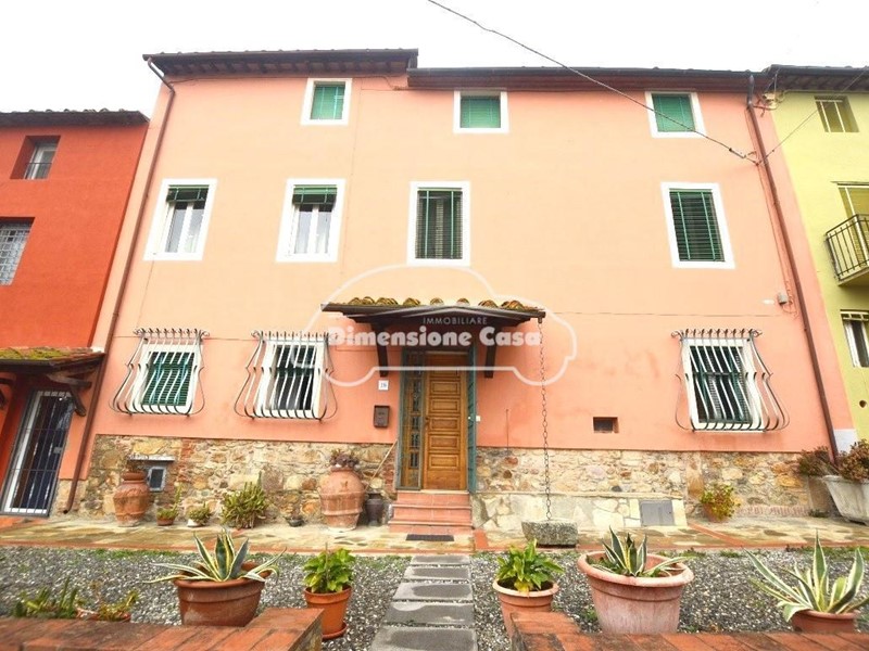 Casa Indipendente in Vendita a Capannori, zona Castelvecchio, 195'000€, 250 m²