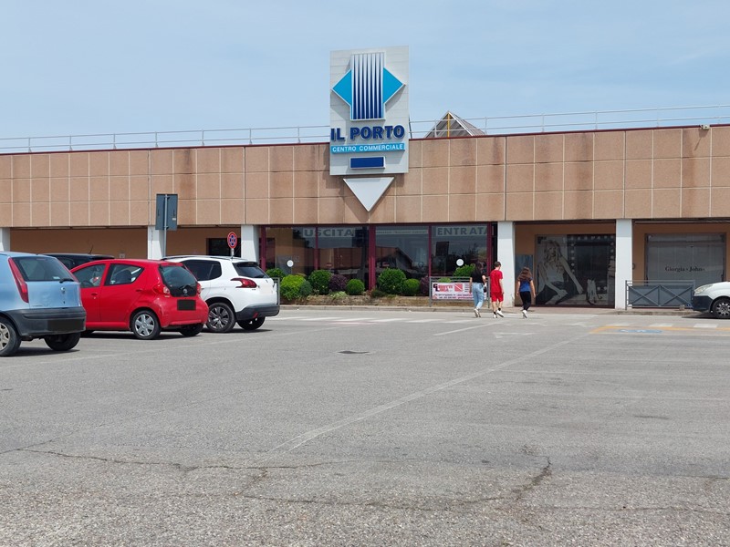 Negozio in Vendita a Adria, 230'000€, 425 m², arredato