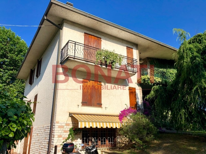 Casa Indipendente in Vendita a Bolano, zona Ceparana, 300'000&euro;, 510 m²