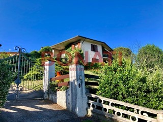 Casa Indipendente in Vendita a Bolano, zona Ceparana, 300'000&euro;, 510 m²
