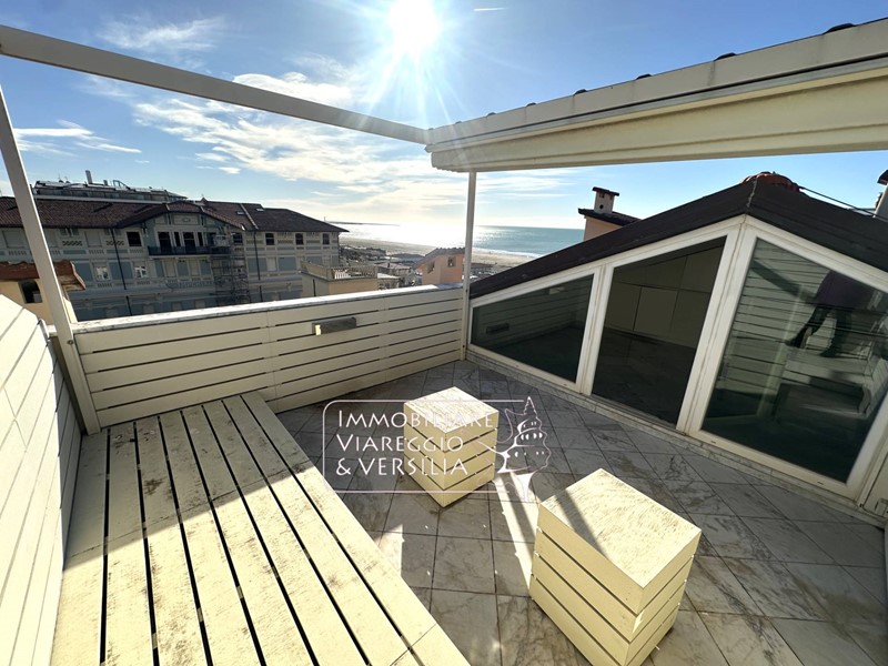 Attico in Vendita a Viareggio, zona Centro Mare, 880'000€, 130 m², arredato