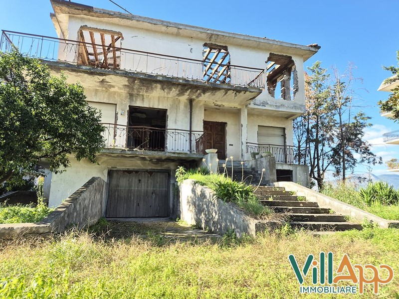 Villa in Vendita a Fondi, zona Centro (No Centro Storico), 349'000€, 450 m²