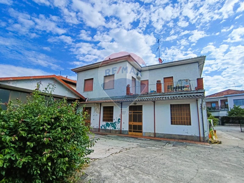 Casa Indipendente in Vendita a Castelletto sopra Ticino, 180'000€, 370 m²