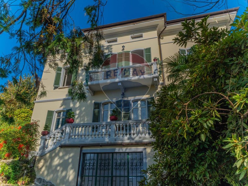 Villa in Vendita a Castelletto sopra Ticino, 750'000€, 490 m²