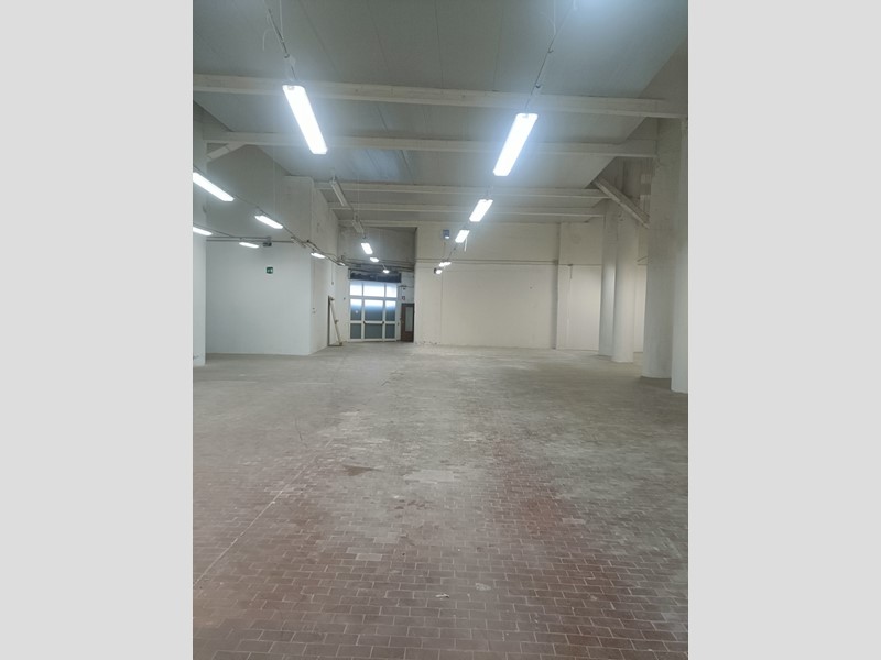 Capannone in Vendita a Genova, zona Molassana, 270'000€, 670 m²