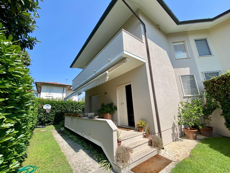 Villa bifamiliare in Affitto a Pietrasanta, zona Fiumetto, 9'000€, 140 m², arredato