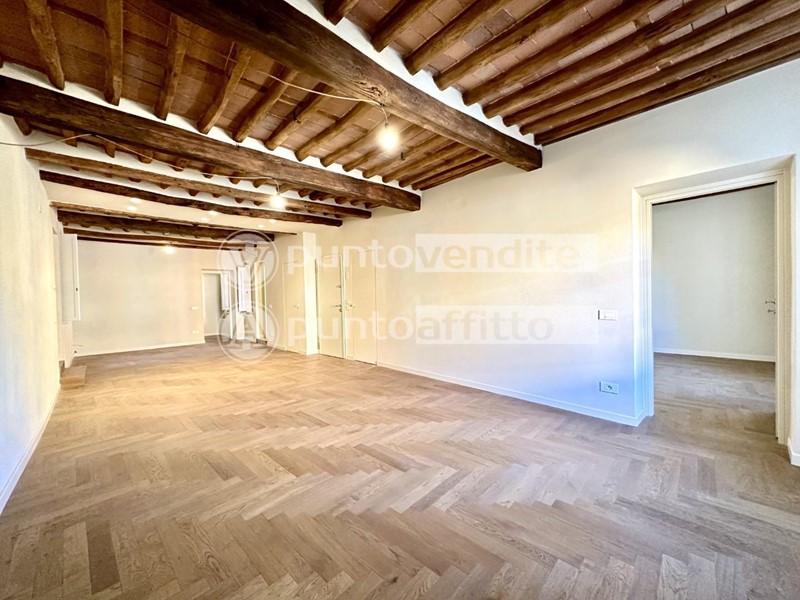 Appartamento in Vendita a Lucca, 695'000€, 185 m²