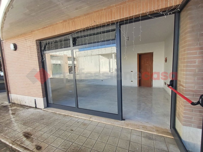 Negozio in Affitto a Arce, 380€, 35 m²