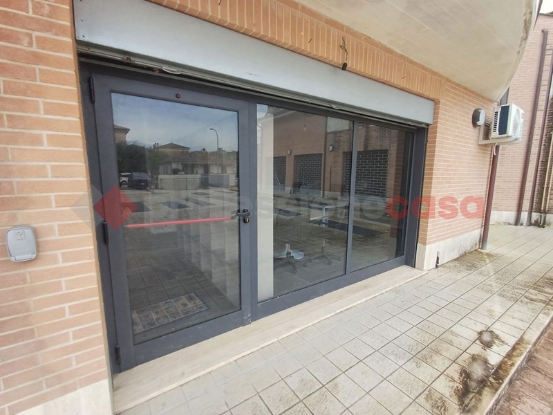 Negozio in Affitto a Arce, 350€, 36 m², arredato