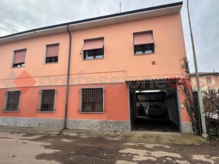 Casa Indipendente in Vendita a Parabiago, 235'000€, 210 m²