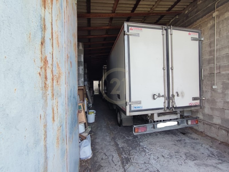 Capannone in Vendita a Belpasso, zona Semicentro, 660 m²