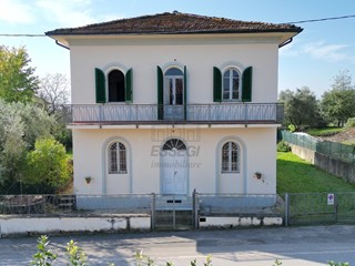 Villa in Vendita a Montecarlo, 550'000€, 403 m², con Box