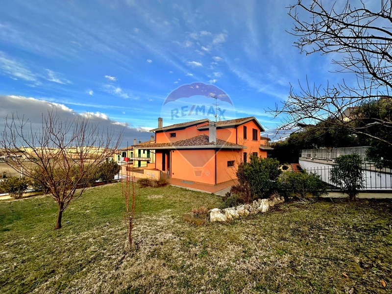 Villa in Vendita a Polverigi, 495'000€, 210 m²