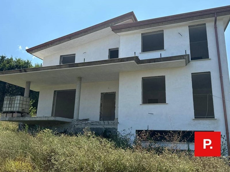 Villa in Vendita a Limatola, zona Limatola, 260'000€, 320 m²