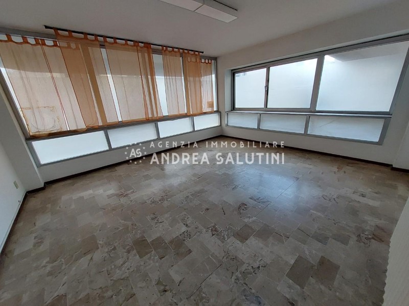 Ufficio in Vendita a Pontedera, 105'000€, 120 m²