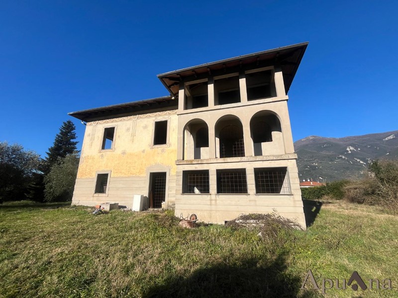 Villa in Vendita a Camaiore, 600'000&euro;, 280 m²