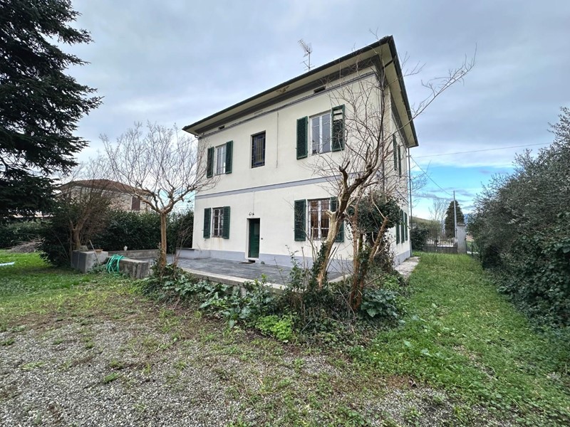 Villa in Vendita a Capannori, zona Santa Margherita, 695'000€, 250 m², con Box