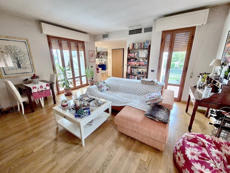 Villa in Vendita a Pisa, 590'000€, 360 m², con Box