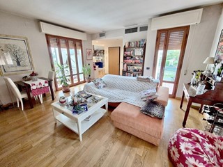 Villa in Vendita a Pisa, 590'000€, 360 m², con Box