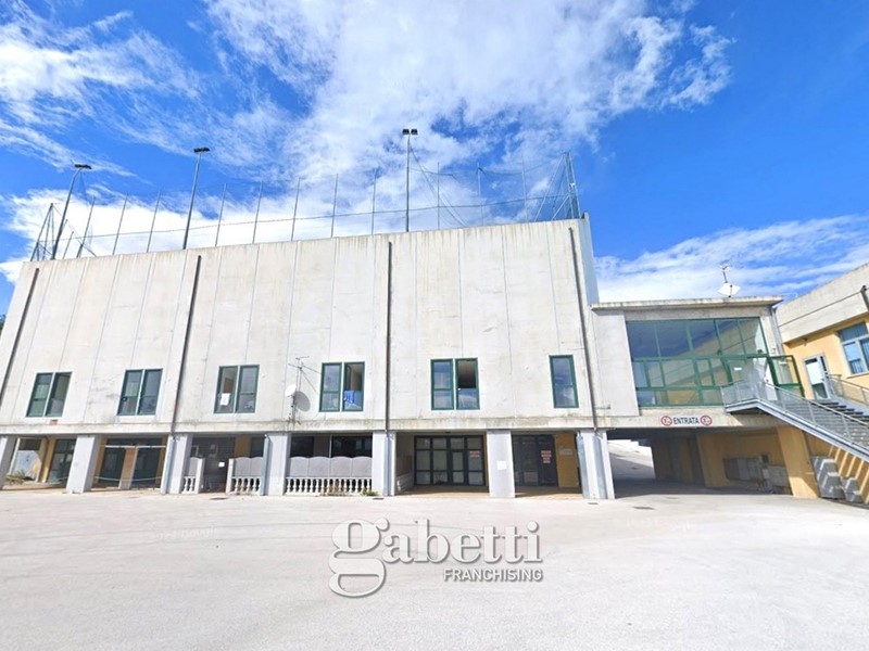 Capannone in Vendita a Campobasso, 320'000€, 625 m²