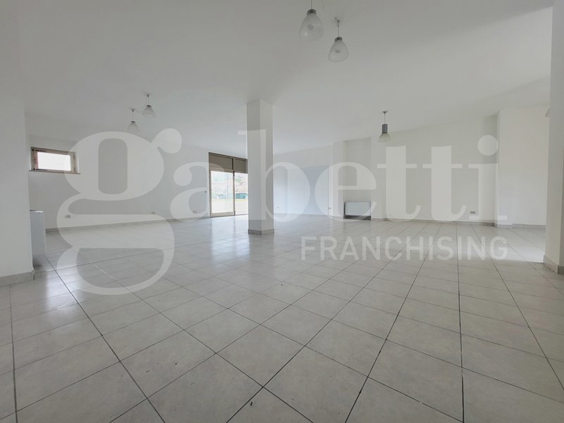 Negozio in Vendita a Gubbio, 60'000&euro;, 100 m²