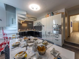 Quadrilocale in Vendita a Viareggio, zona Viareggio, 540'000€, 107 m², arredato