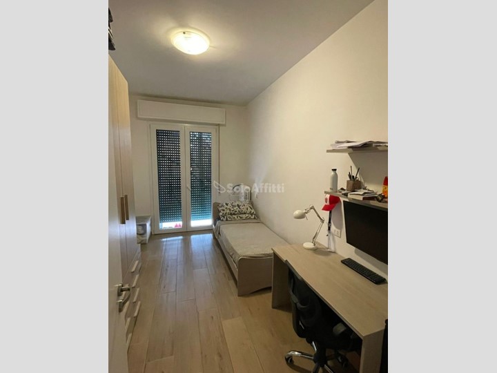 Stanza in Affitto a Modena, 300€, 90 m², arredato