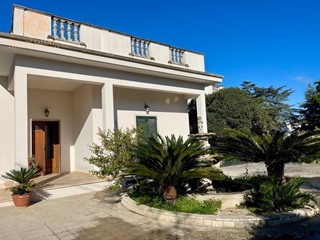 Villa in Vendita a Castrignano del Capo, 1'100'000€, 942 m², con Box