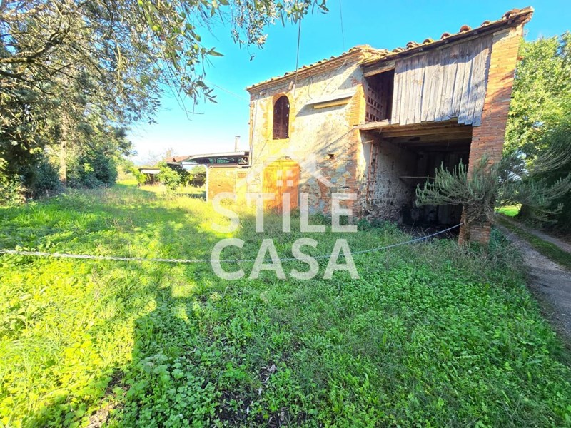 Casa di corte in Vendita a Castelfranco di Sotto, zona Orentano, 100'000€, 400 m²
