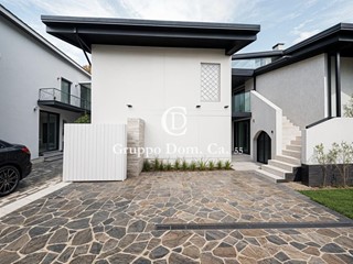 Villa bifamiliare in Vendita a Forte dei Marmi, zona Vittoria Apuana, 1'550'000€, 140 m², arredato