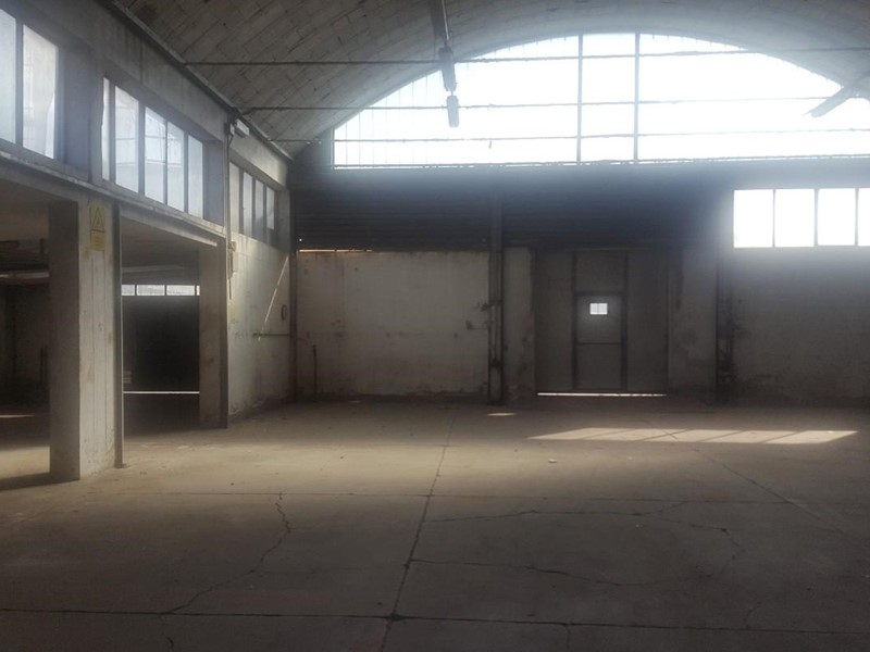 Capannone in Vendita a Pontedera, zona La Bianca, 250'000€, 550 m²