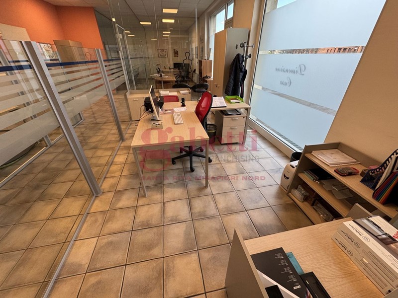 Negozio in Affitto a Torino, 2'000€, 180 m²