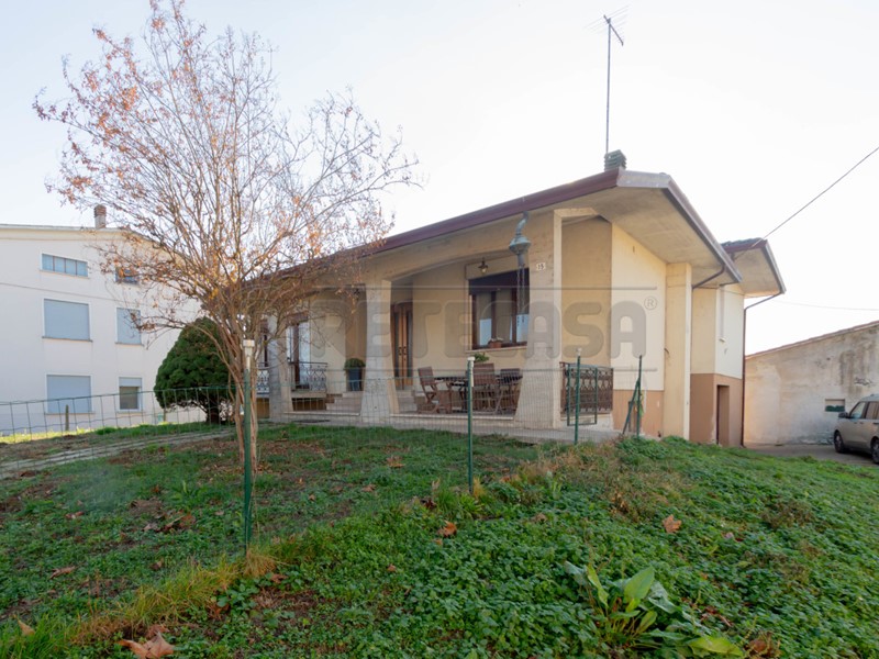 Casa Indipendente in Vendita a Pozzoleone, zona POZZOLEONE, 290'000€, 322 m², con Box
