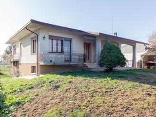 Casa Indipendente in Vendita a Pozzoleone, zona POZZOLEONE, 279'000&euro;, 322 m², con Box