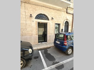 Negozio in Affitto a Adelfia, 600€, 60 m²