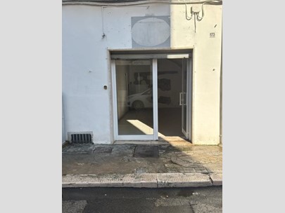 Negozio in Affitto a Adelfia, 500€, 40 m²