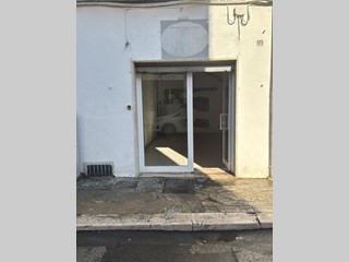 Negozio in Affitto a Adelfia, 500€, 40 m²